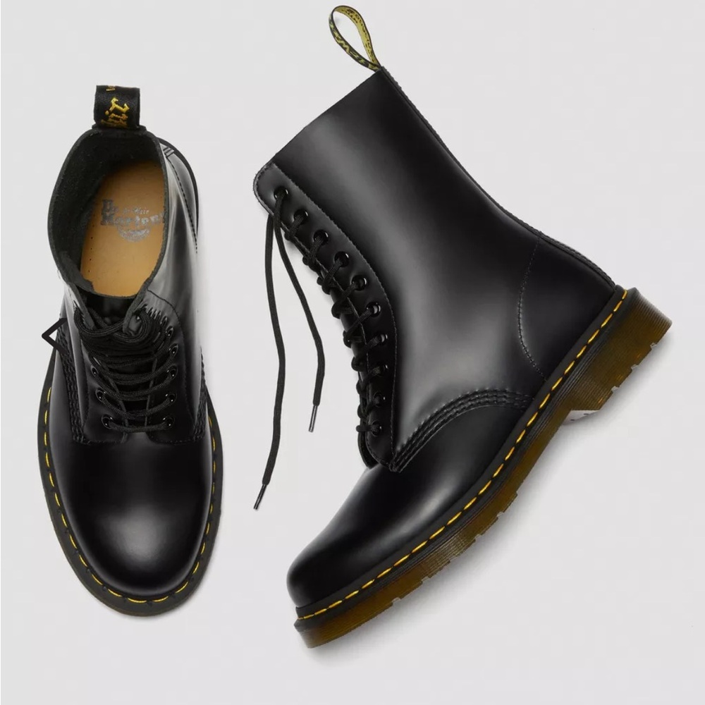 NEW IN BOX Dr. Martens 1490 Smooth Black Leather Boots